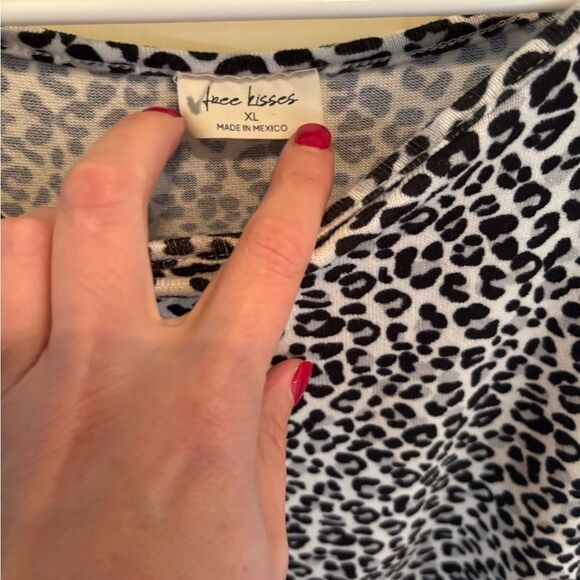 Free Kisses Black and White Tie Front Blouse - Picture 4 of 6